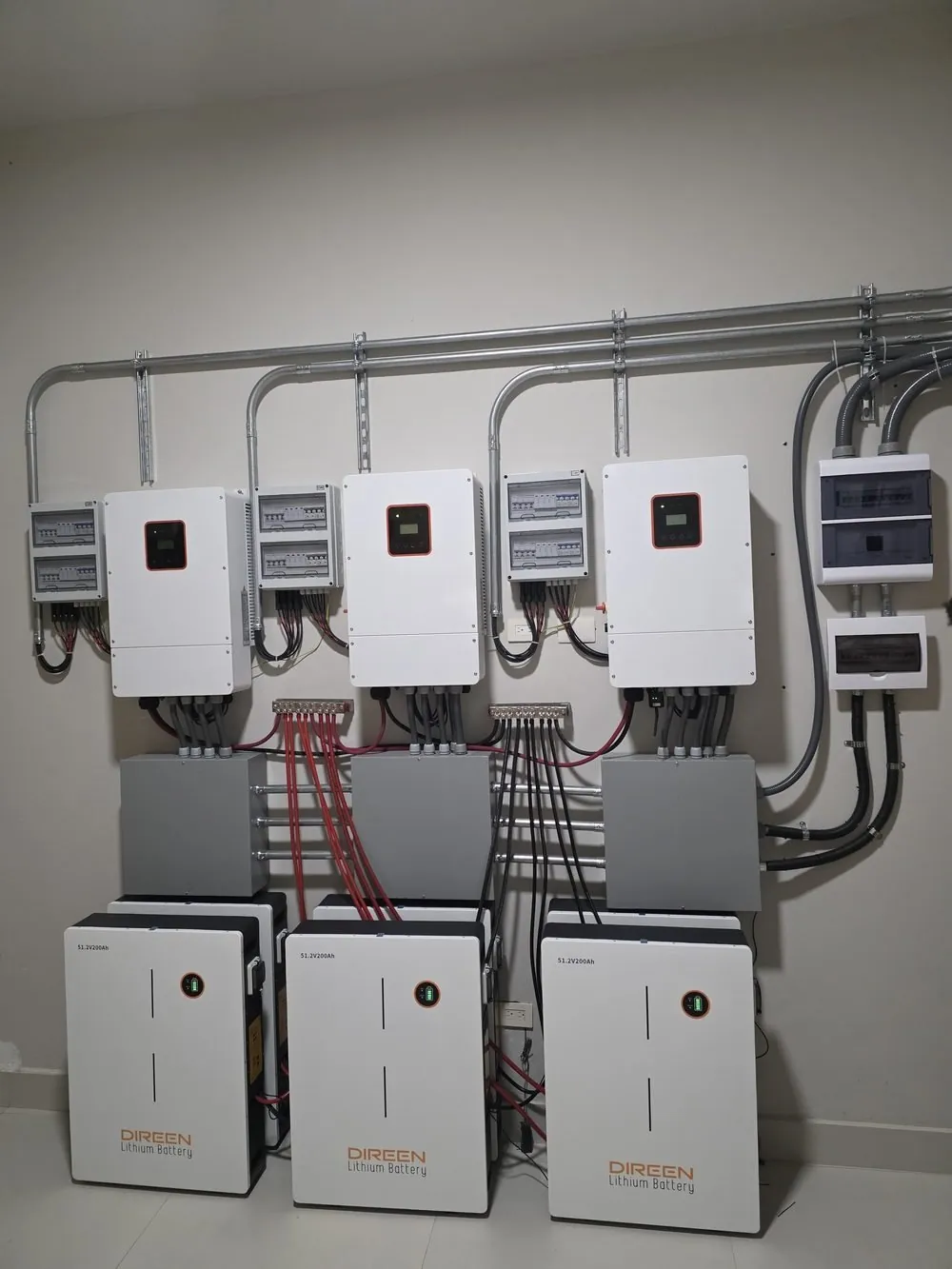 Instalación comercial de 6 baterías Direen con 3 inversores